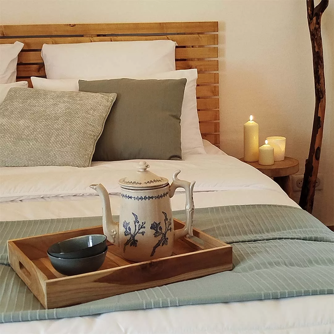 art-de-vivre Lit confortable de la chambre d'hôtes de Terre de Plaisirs, aménagé avec des matériaux naturels